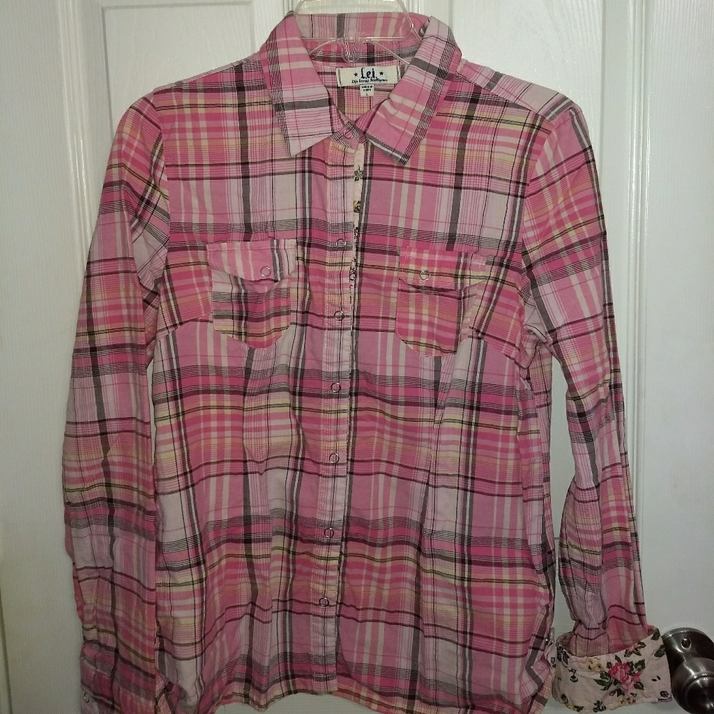 L.e.i snap up shirt